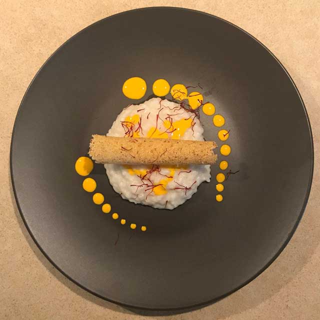 Risotto al taleggio con crema allo zafferano e cialda croccante al mais
