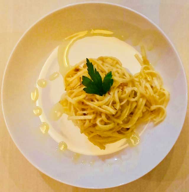 Tagliolini, cipolle, pangrattato, ricotta e zafferano